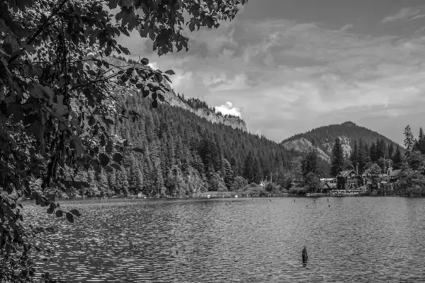 Dağlardaki güzel bir gölün siyah beyaz resmi