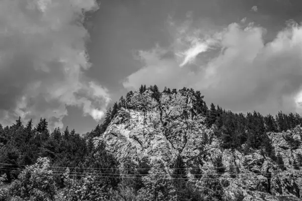 Dağda siyah ve beyaz bulutlar