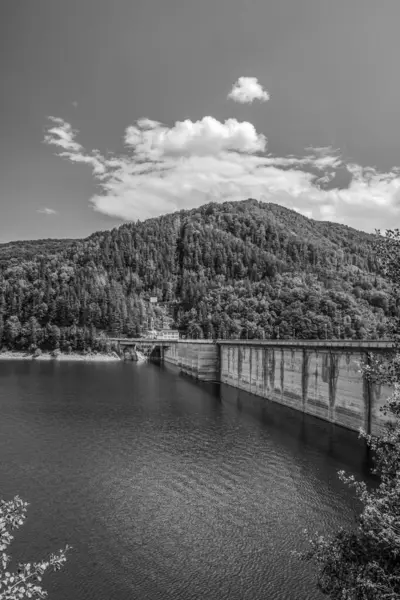 güzel nehir ve dağ