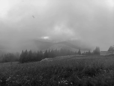 siyah ve beyaz bulutlar ve dağlar