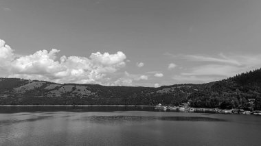 Gölün siyah beyaz görüntüsü