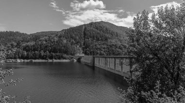 Nehir üzerindeki köprünün siyah beyaz fotoğrafı