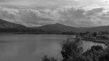 Nehrin insansız hava aracından siyah beyaz bir fotoğraf.