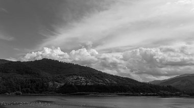 Dağları ve bulutları olan güzel bir manzara