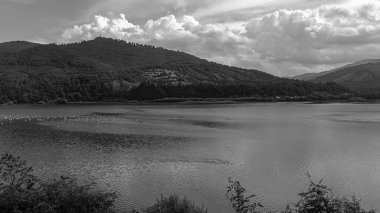 Dağlarda güzel bir göl manzarası