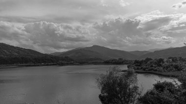 Dağları ve bulutları olan güzel bir manzara
