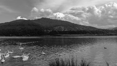 Dağlarda güzel bir göl manzarası