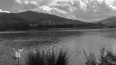 Dağlardaki göl, göl, dağlar ve göl..