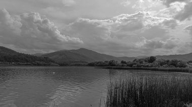 Dağlarda gölü olan güzel bir manzara.