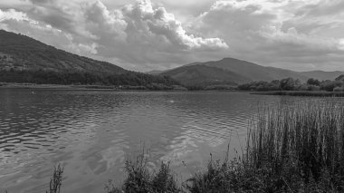 Göl ve dağlı güzel bir manzara.