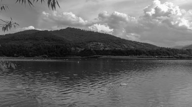 Nehir ve gölü olan güzel bir manzara.