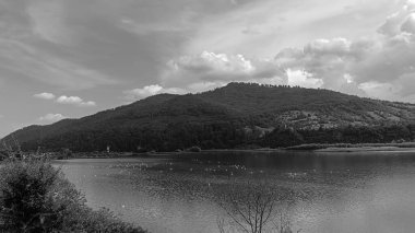 Dağlarda siyah ve beyaz bulutlar