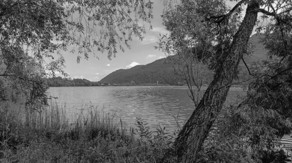 Göl ve dağlarla dolu güzel bir manzara.