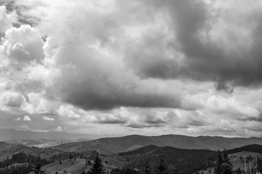 Dağları ve bulutları olan güzel bir manzara