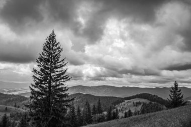 Dağlarda siyah beyaz bulutlar