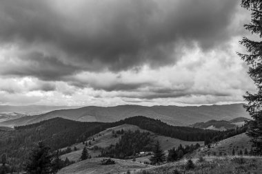 Dağ sırası olan güzel bir manzara.