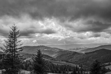Gökyüzünde siyah ve beyaz bulutlar