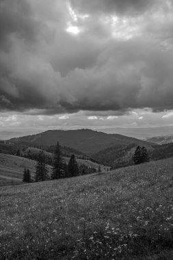 Dağlarda siyah beyaz bulutlar