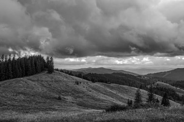 bulutlu gökyüzü ile dağ manzarası