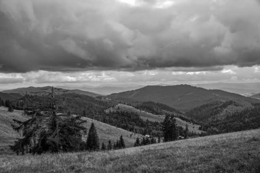 Dağlarda siyah beyaz bulutlar