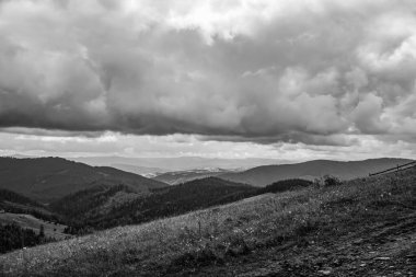 Karpatya dağlarında bulutlu gökyüzü olan güzel dağ manzarası. siyah ve beyaz.