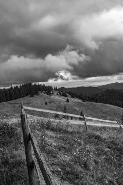 Dağlarda dağları olan güzel bir manzara.