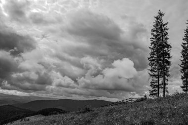 Dağlarda siyah beyaz bulutlar.