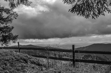 Dağlardaki siyah beyaz manzara Karpatlar 'da bulutlu gökyüzü