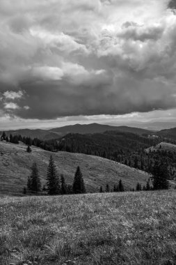 Kara dağ manzarası Karpatlar 'da bulutlu gökyüzü