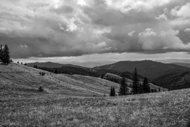 Dağları ve bulutları olan güzel bir manzara