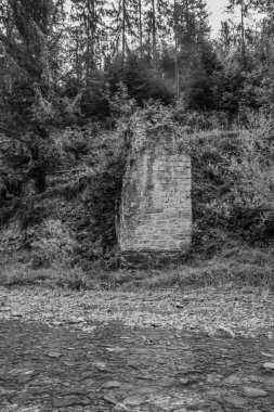 Eski taş duvarın siyah beyaz fotoğrafı