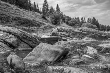 Dağlardaki siyah beyaz su akıntısı