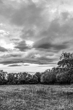 Gökyüzünde siyah ve beyaz bulutlar