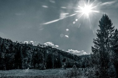 Dağları ve bulutları olan güzel bir manzara