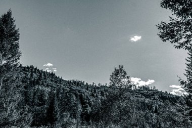 Dağları ve mavi gökyüzü olan güzel bir manzara.