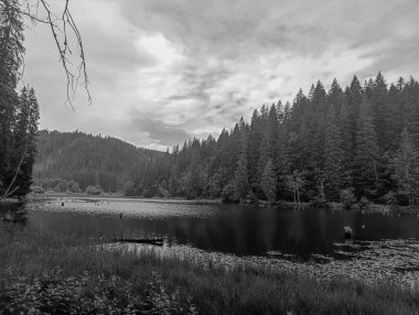 siyah ve beyaz dağ gölü