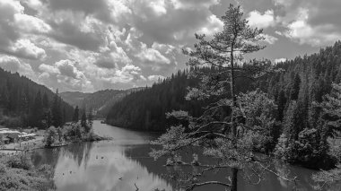 Dağlarda siyah beyaz bulutlar