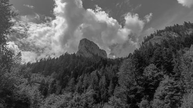 Dağların siyah beyaz fotoğrafı