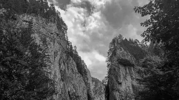 Dağları ve bulutları olan güzel bir manzara