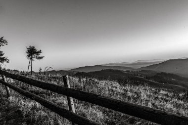 Dağların ve dağların güzel manzarası