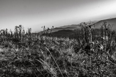 Dağlarda siyah ve beyaz bulutlar