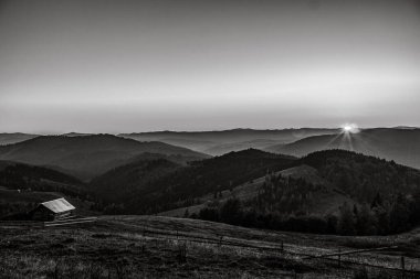 Arka planda dağ olan güzel gün batımı