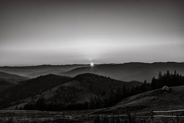 Güneş Karpatların içinde.