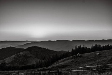 Dağlarda güzel bir gün batımı