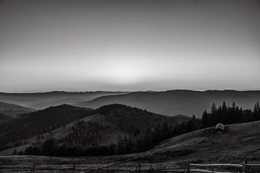 Dağlarda güzel bir gün batımı