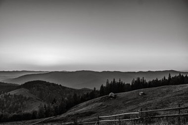 Sonbaharda Karpat Dağlarının manzarası.