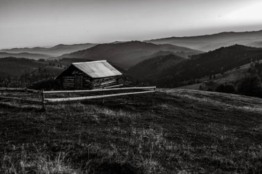 Gün batımında güzel dağ manzarası