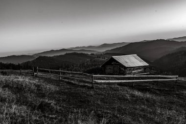 Dağlardaki eski ev.