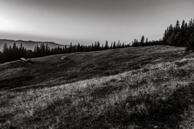 dağda siyah beyaz bulutlar