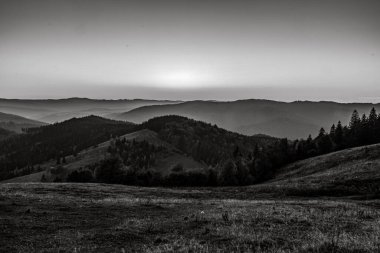 Güneş ışınları dağlardaki tepede..